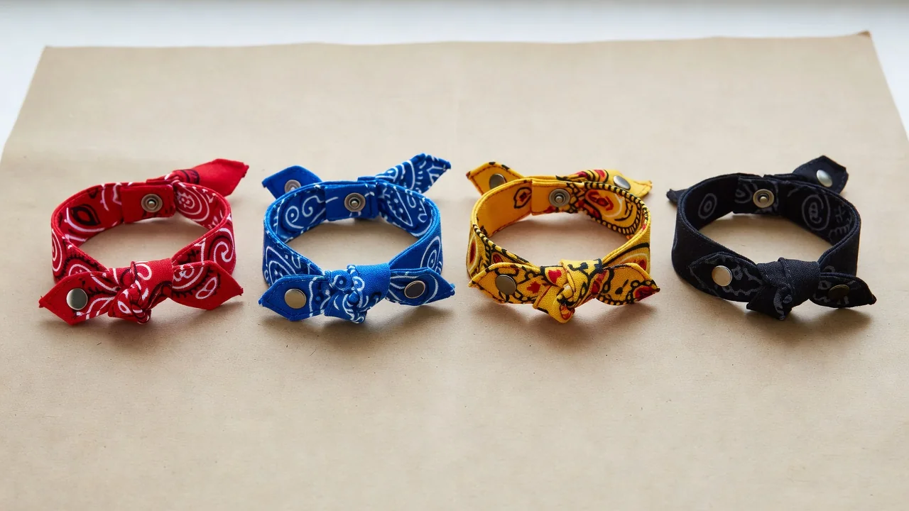 Quatre bracelets bandana terminés avec différents nœuds et boutons pression.
